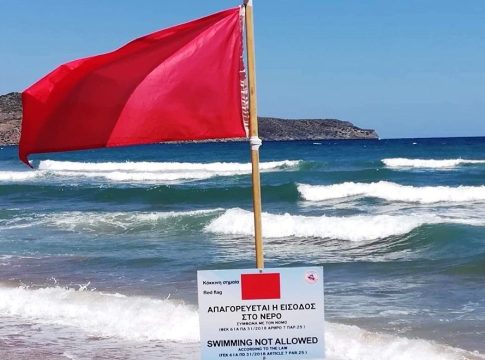 Χανιά: Ναυαγοσώστης εκτός υπηρεσίας έσωσε 5 άτομα που κινδύνευσαν να πνιγούν – «Αγνόησαν την κόκκινη σημαία»
