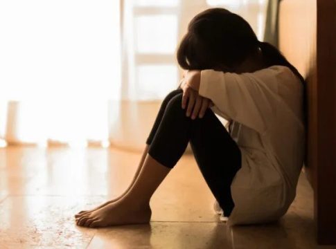 «Έκλαιγα και του έλεγα να σταματήσει» – Σοκάρει η 10χρονη που τη βίαζε ο σύντροφος της μητέρας της