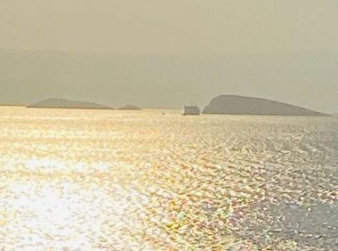 Φέρι μποτ με 114 άτομα προσέκρουσε σε ξέρα ανοιχτά της Εύβοιας – Κατεβάζουν επιβάτες με βάρκες