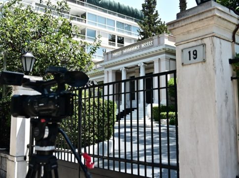 Tο Μαξίμου τρέχει… το rebranding Τσίπρα, στο ΠΑΣΟΚ ζορίζονται