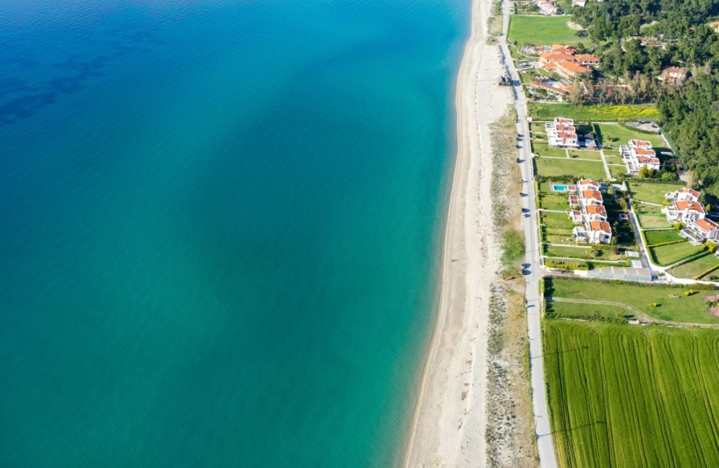 Mπίζνες από τα Βαλκάνια στη Βόρεια Ελλάδα – Ανάρπαστα τα ακίνητα σε Χαλκιδική και στα παράλια της Καβάλας