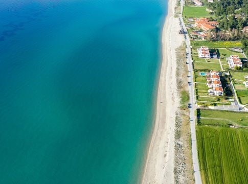 Mπίζνες από τα Βαλκάνια στη Βόρεια Ελλάδα – Ανάρπαστα τα ακίνητα σε Χαλκιδική και στα παράλια της Καβάλας