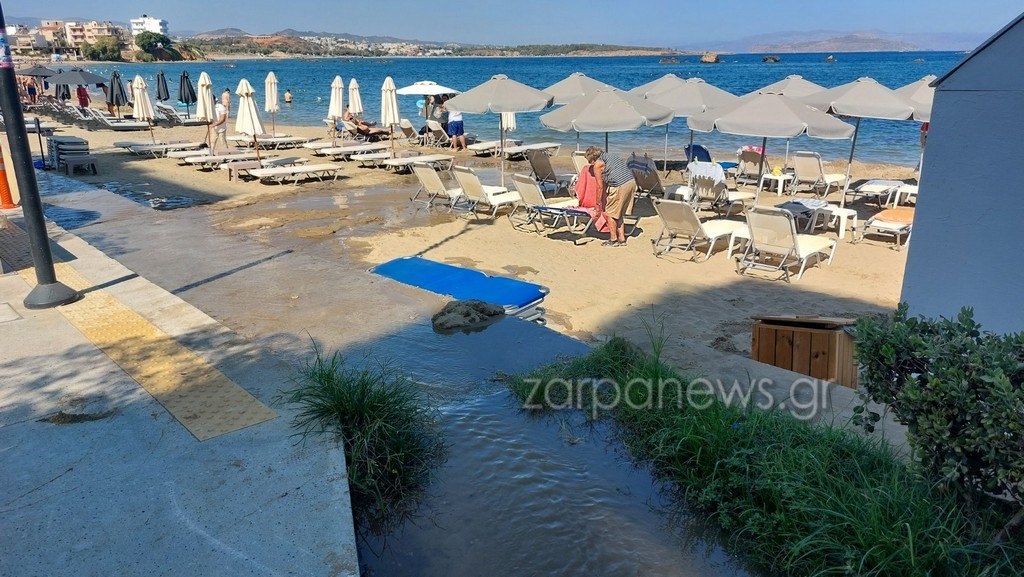 Γέμισε λύματα παραλία στα Χανιά – Ποτάμι ο δρόμος, έντονη οσμή (vid+pics)
