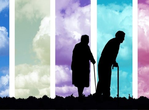Δημογραφικό: Γερνάμε και λιγοστεύουμε – Τι δείχνουν τα στοιχεία για γονιμότητα και ατεκνία