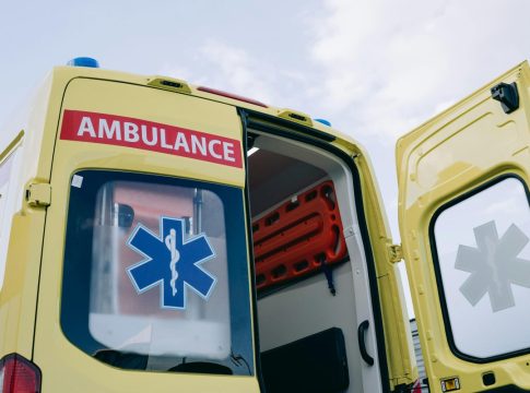 Τροχαίο με εγκατάλειψη στα Μουδανιά – Μία γυναίκα τραυματίστηκε σοβαρά