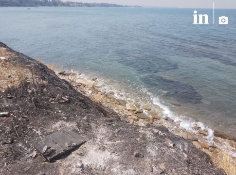 Aποπνικτική η ατμόσφαιρα – Στα Δυτικά της Πάτρας η φωτιά έφτασε στη θάλασσα