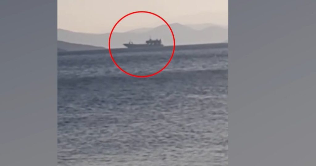 Φέρι μποτ με 114 άτομα προσέκρουσε σε ξέρα ανοιχτά της Εύβοιας – Κατεβάζουν επιβάτες με βάρκες