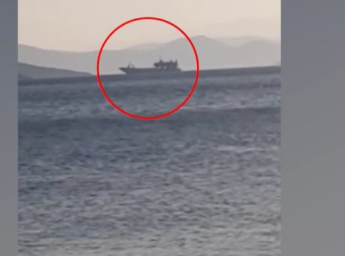 Φέρι μποτ με 114 άτομα προσέκρουσε σε ξέρα ανοιχτά της Εύβοιας – Κατεβάζουν επιβάτες με βάρκες