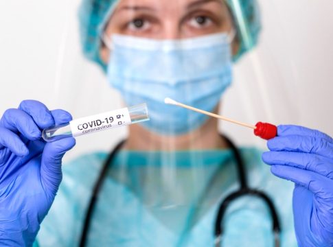 Ένα ακόμη καλοκαιρινό κύμα κορωνοϊού είναι εδώ, αλλά το μέλλον των εμβολίων είναι αβέβαιο