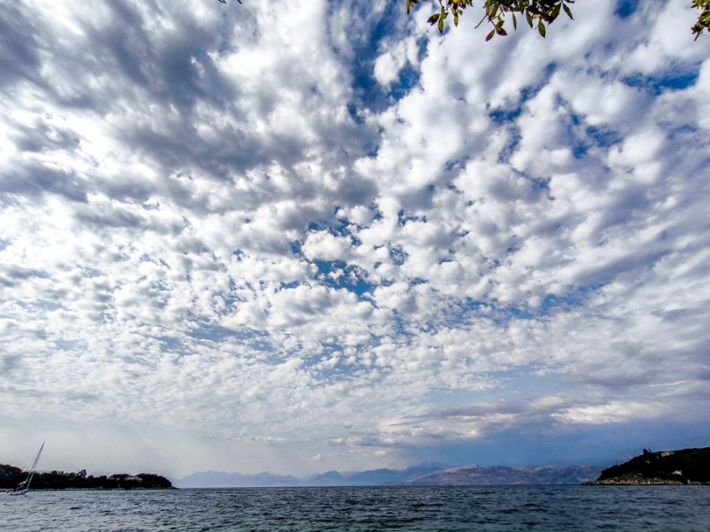 Καιρός: Πτώση της θερμοκρασίας το Σάββατο – Πού θα βρέξει
