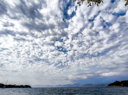 Καιρός: Πτώση της θερμοκρασίας το Σάββατο – Πού θα βρέξει