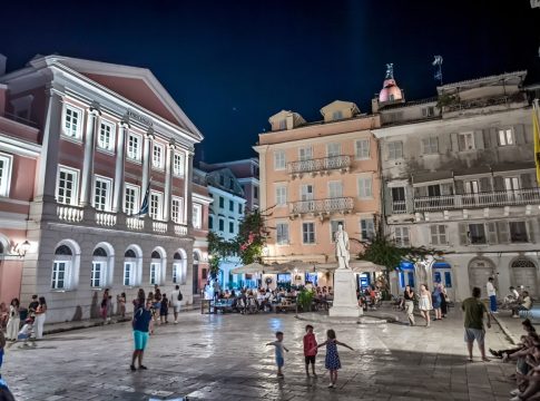 Χάνει δυναμική η ελληνική οικονομία – Σημάδια κόπωσης στον τουρισμό