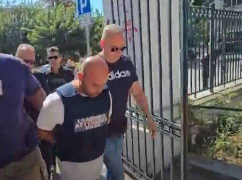 Με σκυμμένο το κεφάλι στον εισαγγελέα ο γυναικοκτόνος στον Βόλο