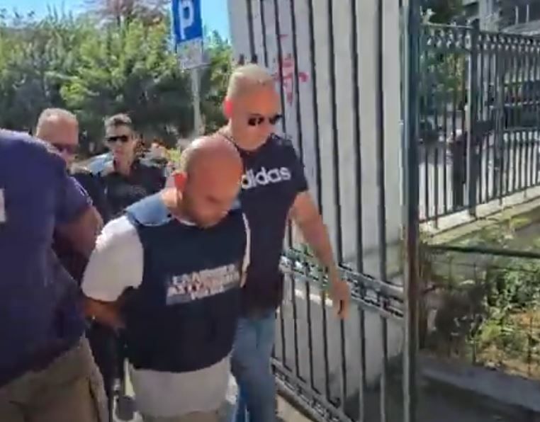 Με σκυμμένο το κεφάλι στον εισαγγελέα ο γυναικοκτόνος στον Βόλο