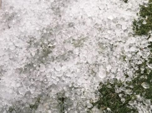 Τρίκαλα: Άνοιξαν οι ουρανοί – Χαλάζι και ισχυροί άνεμοι προκάλεσαν ζημιές