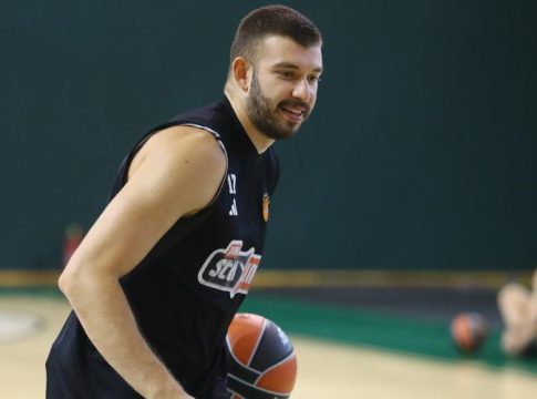 Ρογκαβόπουλος: «Το μόνο που με ενδιαφέρει είναι να έχω αυτοπεποίθηση κάθε φορά που σουτάρω» (vid)