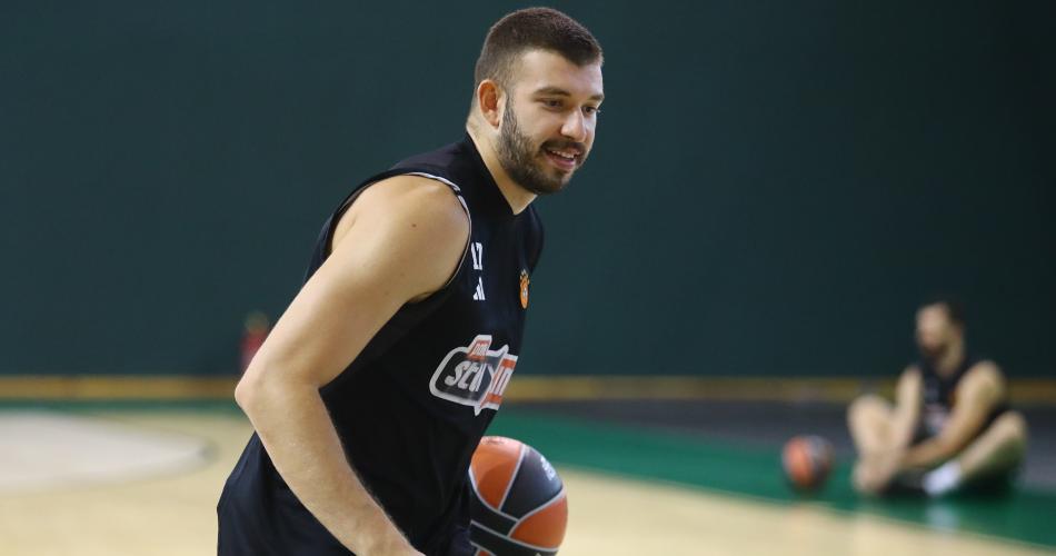 Ρογκαβόπουλος: «Το μόνο που με ενδιαφέρει είναι να έχω αυτοπεποίθηση κάθε φορά που σουτάρω» (vid)