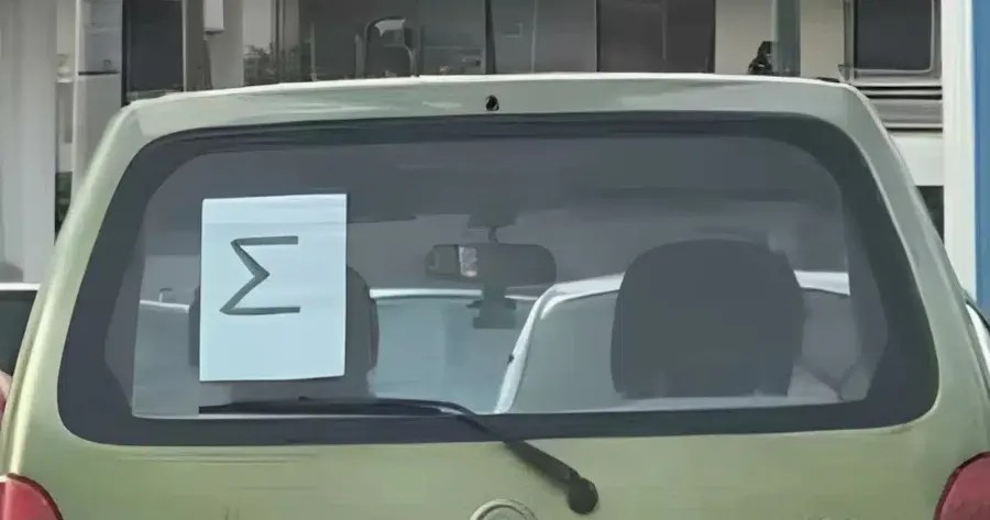 Έκτακτο: Τι σημαίνει το «Σ» στο παρμπρίζ του αυτοκινήτου – Ποιοι οδηγοί οφείλουν να το έχουν
