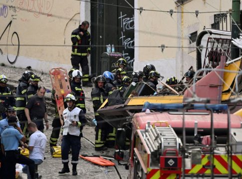 «Η Λισαβόνα πενθεί» – 15 νεκροί και 23 τραυματίες από τον εκτροχιασμό του τραμ