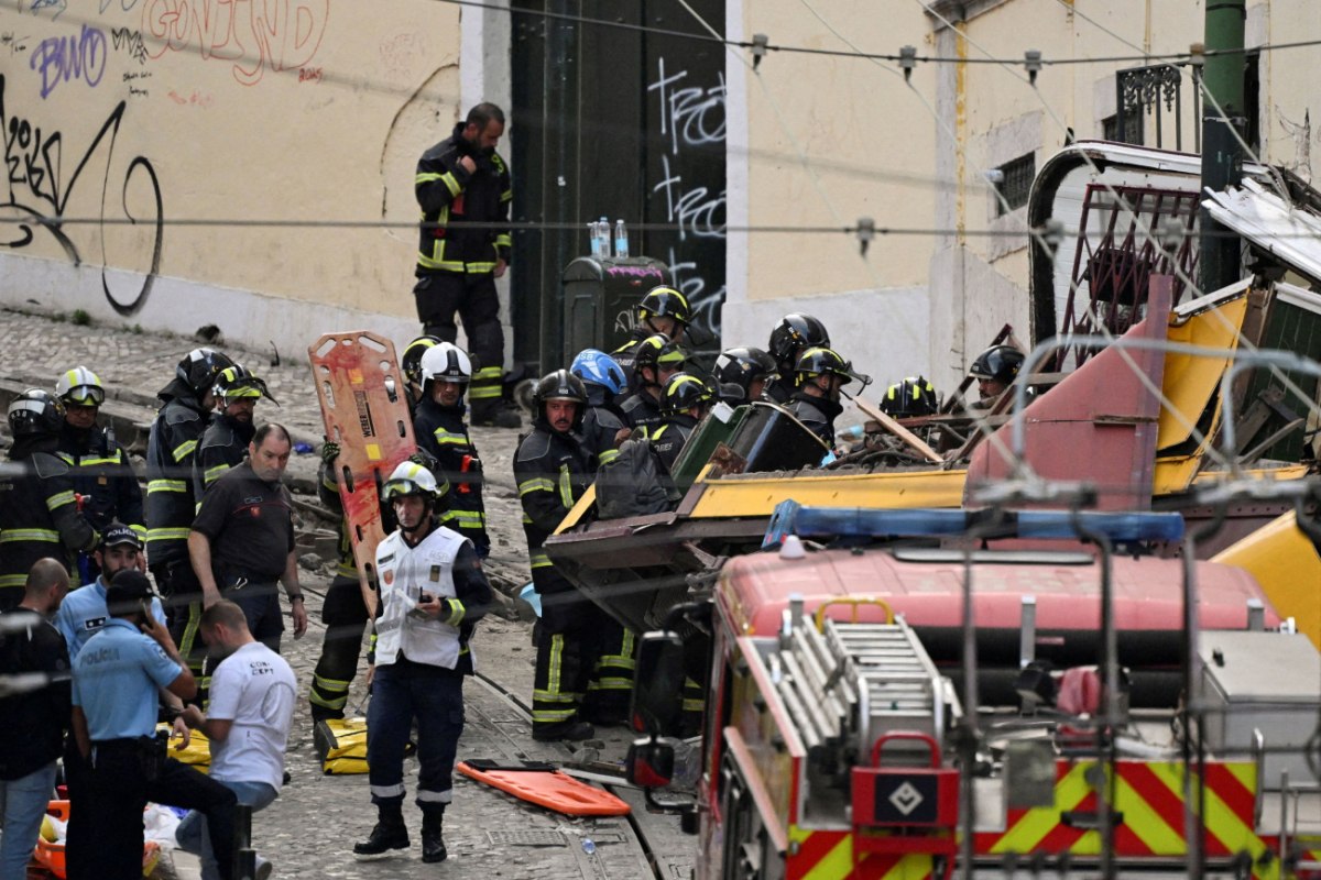«Η Λισαβόνα πενθεί» – 15 νεκροί και 23 τραυματίες από τον εκτροχιασμό του τραμ