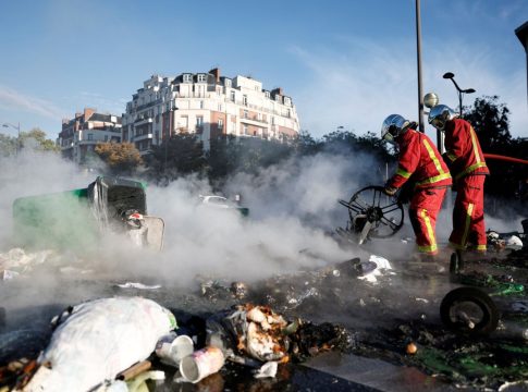 Γαλλία: Στους δρόμους ο κόσμος – Καθήκοντα αναλαμβάνει σήμερα ο Σεμπαστιάν Λεκορνί