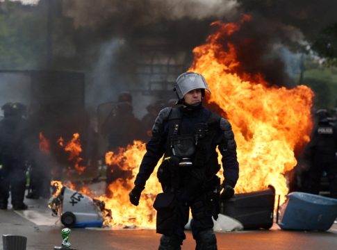 Γαλλία: Ταραχές, οδοφράγματα και περισσότερες από 300 συλλήψεις διαδηλωτών