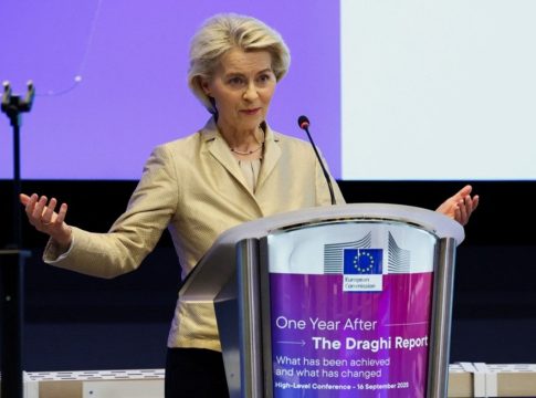 ΕΕ: Η Ούρσουλα φον ντερ Λάιεν συμφώνησε με τον Τραμπ για κυρώσεις στη Ρωσία και απεμπλοκή από το φυσικό αέριο