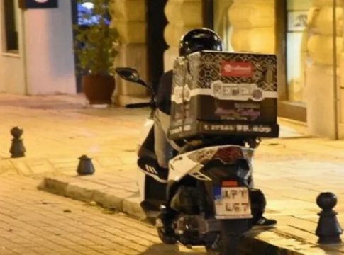 Πασίγνωστος πρωταγωνιστής της τηλεόρασης δουλεύει ντελίβερι σε πιτσαρία (pic, vid)