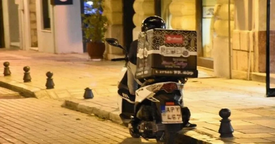 Πασίγνωστος πρωταγωνιστής της τηλεόρασης δουλεύει ντελίβερι σε πιτσαρία (pic, vid)