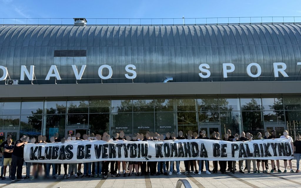 Συνεχίζεται η κόντρα μεταξύ των οπαδών της Ζαλγκίρις και της διοίκησης (pic)