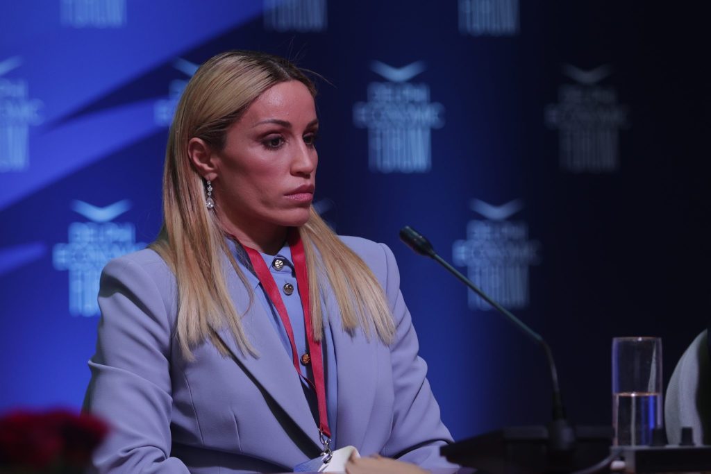 Απαράδεκτο περιστατικό: Ταξιτζής δεν δέχτηκε να μεταφέρει την Καρολίνα Πελενδρίτου επειδή είχε τον σκύλο- οδηγό μαζί της (vid)