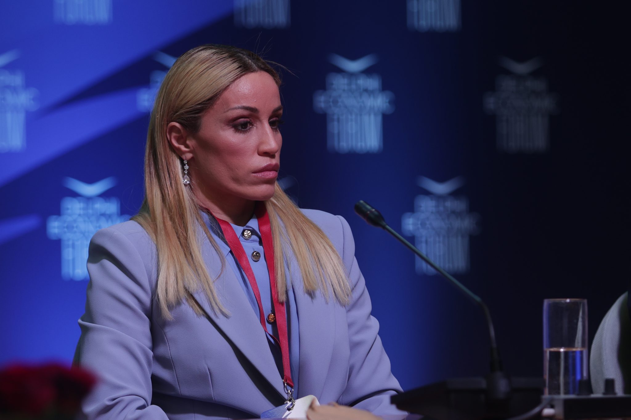 Απαράδεκτο περιστατικό: Ταξιτζής δεν δέχτηκε να μεταφέρει την Καρολίνα Πελενδρίτου επειδή είχε τον σκύλο- οδηγό μαζί της (vid)