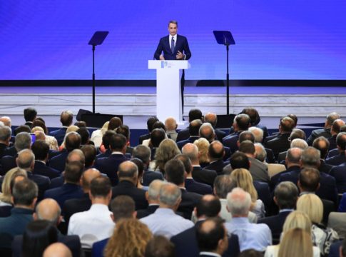 Τα μέτρα δόλωμα Μητσοτάκη: Ξορκίζει σκάνδαλα και ακρίβεια, ψαρεύει εκλογική πελατεία