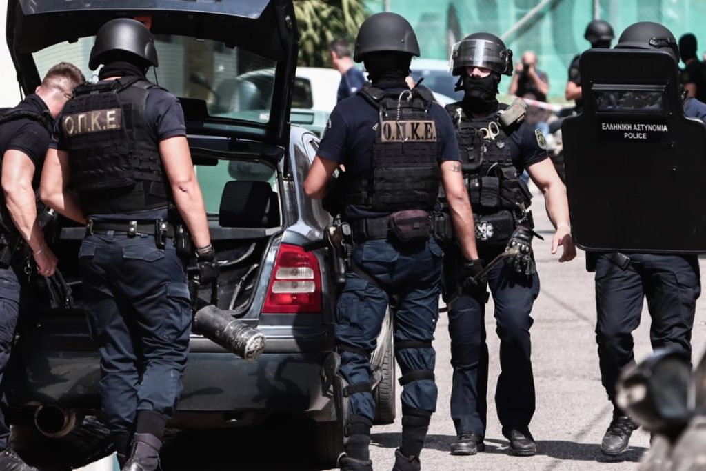 Αστυνομική επιχείρηση σε οικισμό στο Ζεφύρι – Οκτώ συλλήψεις (vid)