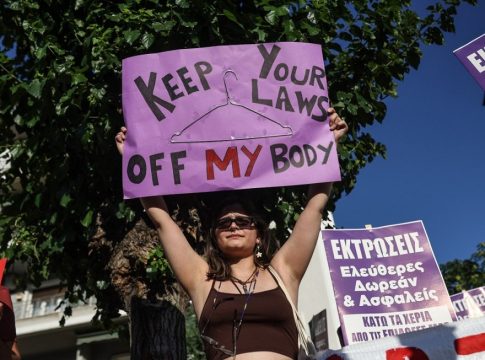 Αίτηση για ευκολότερη πρόσβαση στην άμβλωση υποβάλλεται στην Ευρωπαϊκή Επιτροπή
