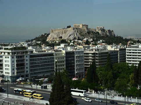 Κοινωνική αντιπαροχή: Τα κριτήρια, πότε «έρχεται» και πού θα βρεθούν τα ακίνητα