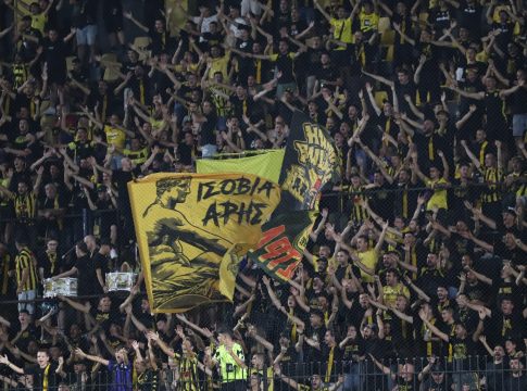 Oπαδικό Fair Play: Αρειανοί κέρασαν μπύρες τους φιλοξενούμενους του Παναιτωλικού (vid)