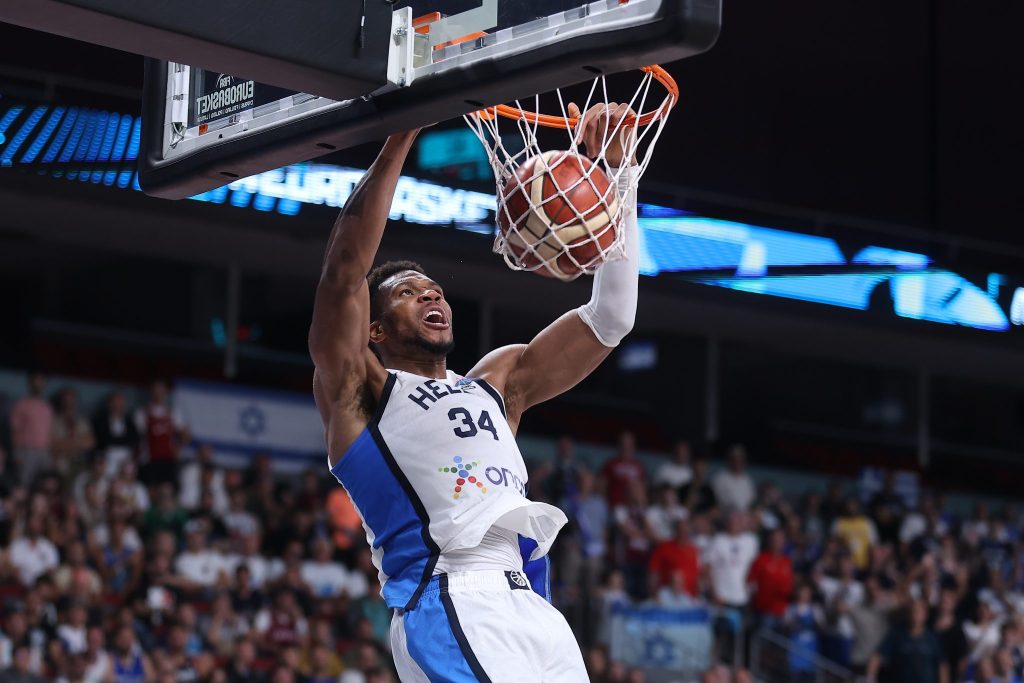 «Ασταμάτητος Αντετοκούνμπο- Ο Greek Freak οδηγεί την Ελλάδα στα προημιτελικά»: Αποθεωτικά σχόλια για τον Γιαννη από NBA και FIBA (pics, vids)