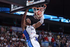 «Ασταμάτητος Αντετοκούνμπο- Ο Greek Freak οδηγεί την Ελλάδα στα προημιτελικά»: Αποθεωτικά σχόλια για τον Γιαννη από NBA και FIBA (pics, vids)