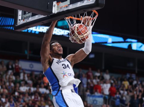 «Ασταμάτητος Αντετοκούνμπο- Ο Greek Freak οδηγεί την Ελλάδα στα προημιτελικά»: Αποθεωτικά σχόλια για τον Γιαννη από NBA και FIBA (pics, vids)