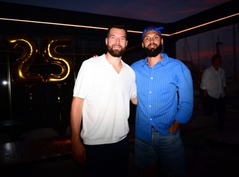 «Ερυθρόλευκα» τα εγκαίνια στο εστιατόριο του Άλεκ Πίτερς
