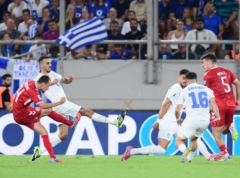To τραγικό λάθος του Κουρμπέλη έφερε το 1-0 της Δανίας με τον Ντάμσγκααρντ (vid)