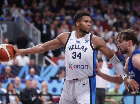 EuroBasket 2025: Η στιγμή που Γιάννης και Σενγκούν δεν έδωσαν τα χέρια στην απονομή (vid)