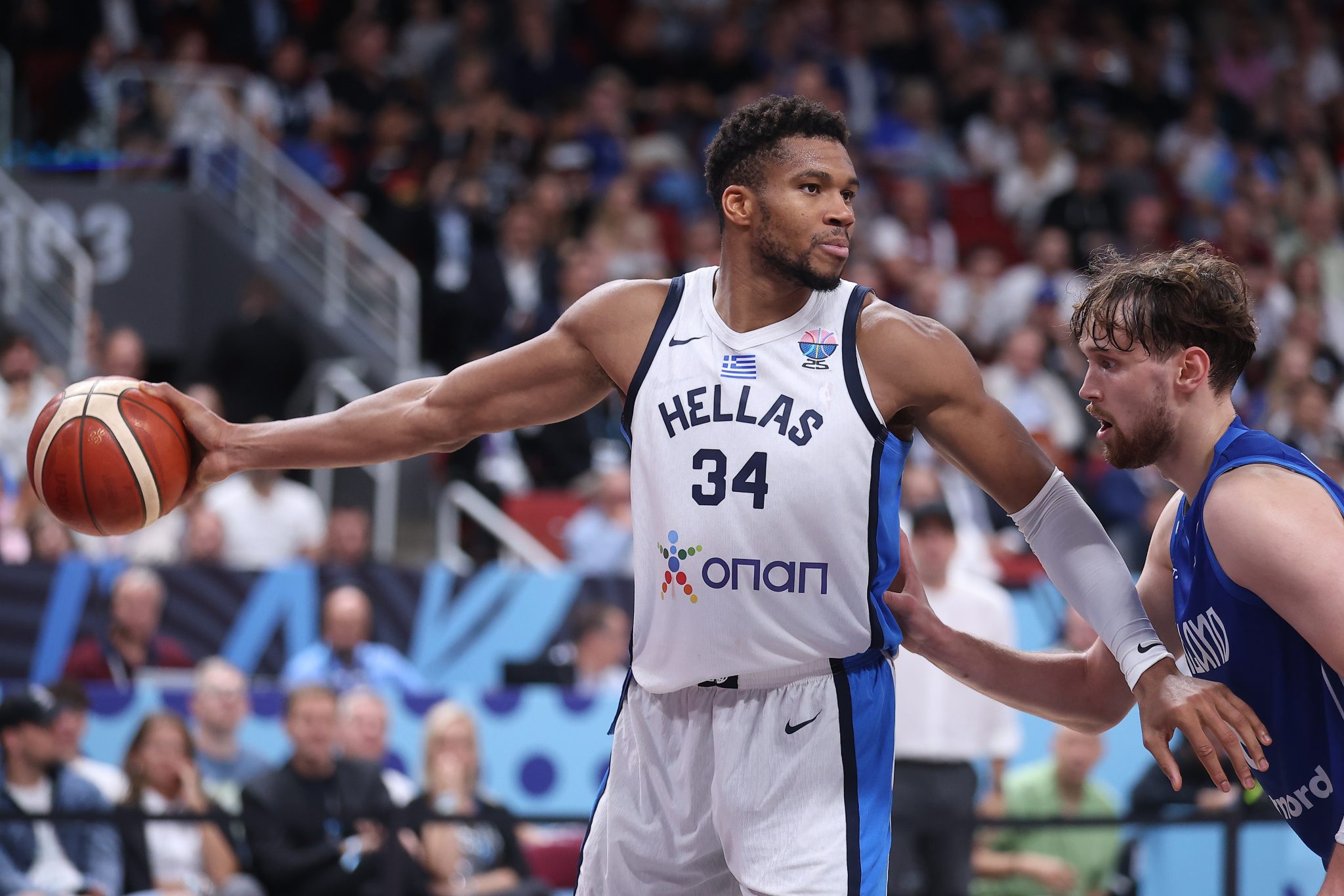 Eurobasket 2025: Η στιγμή που Γιάννης και Σενγκούν δεν έδωσαν τα χέρια στην απονομή (vid)