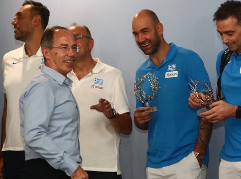 Η αποστολή της Εθνικής έφτασε στην Ελλάδα υπό τους ήχους του Final Countdown (pics)