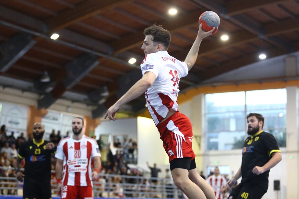 «Και στην OPAP Arena…» – Χαμός στις κερκίδες από τους οπαδούς του Ολυμπιακού στο ντέρμπι με την ΑΕΚ
