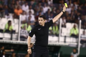Αϊτεκίν: Ο διαιτητής που έπεσε από το πάνω ράφι και ο σάλος με τη διαιτησία του στο Champions League