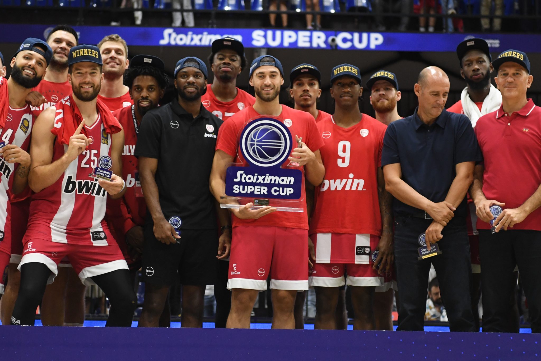 Η απονομή του Super Cup στον Ολυμπιακό (vid,pics)
