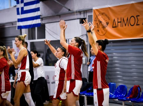Η απονομή του Σούπερ Καπ στον Ολυμπιακό και οι πανηγυρισμοί με τον κόσμο της ομάδας (vids)