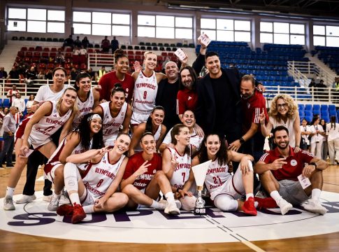 Η απονομή του Σούπερ Καπ στον Ολυμπιακό και οι πανηγυρισμοί με τον κόσμο της ομάδας (vids)
